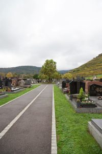 L'allée centrale du cimetière.