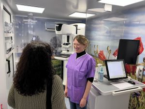 Les mammographies et frottis sont réalisés par du personnel de santé dédié.