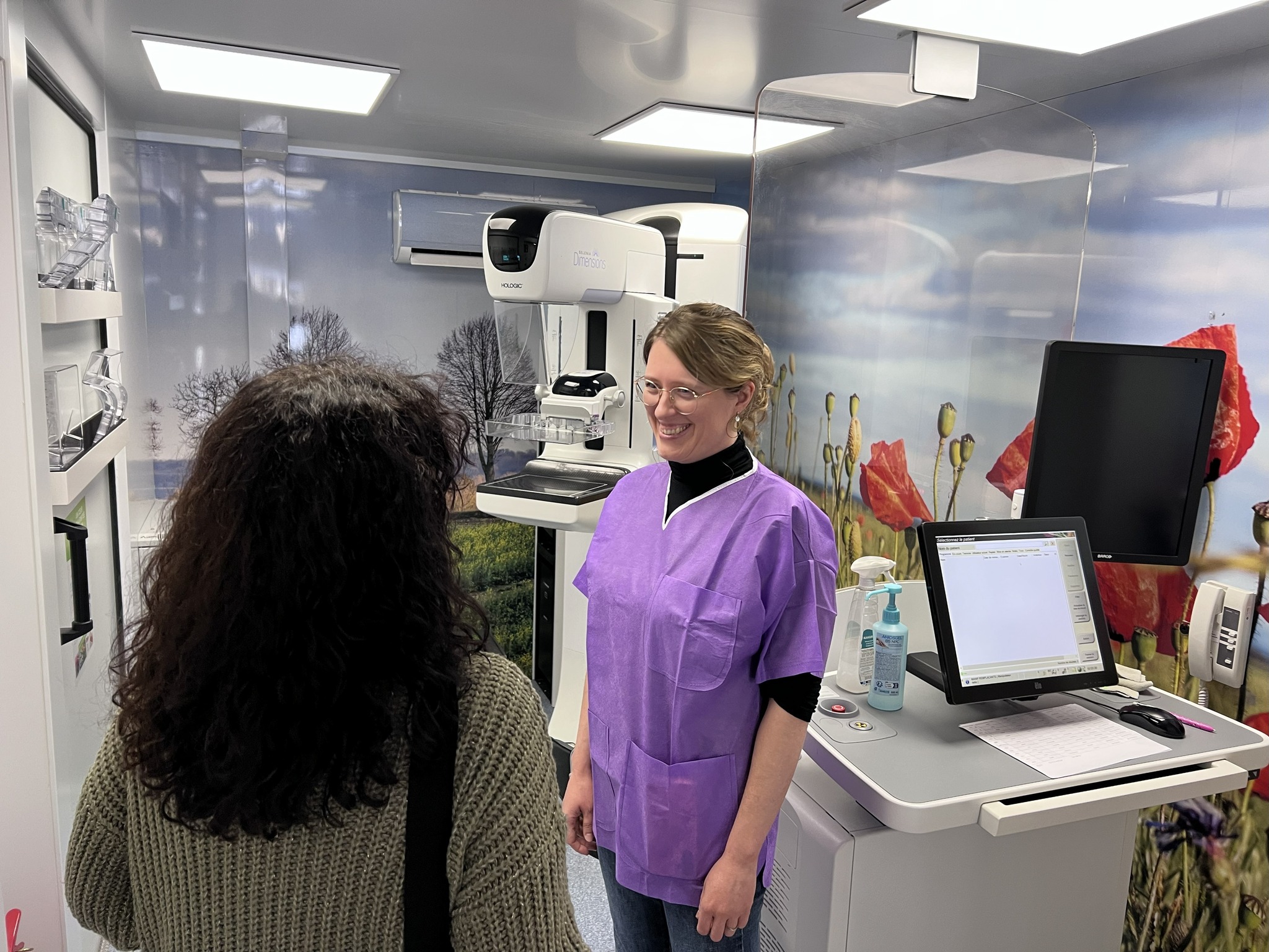 Les mammographies et frottis sont réalisés par du personnel de santé dédié.